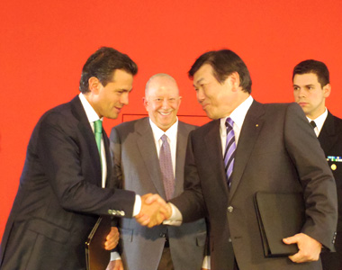 From Left to right: President Peña Nieto of Mexico, Mexican Ambassador to Japan Mr. Claude Heller, Mr. Iijima