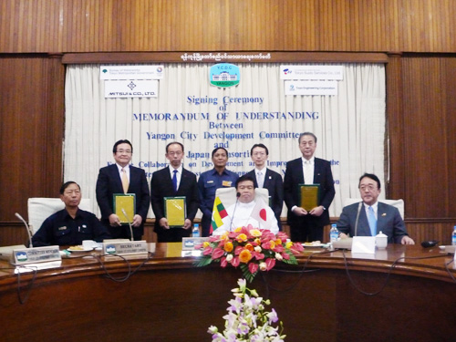 (Front Rank) From Left 2nd: Yangon City Mayor, Mr. Hla Myint, 3rd: Japanese Ambassador to Myanmar, Mr. Numata, (Rear Rank) From Left 1st: Mr. Ueda, GM of Renewable Energy & Environmental Projects Div., Mitsui & Co., Ltd.